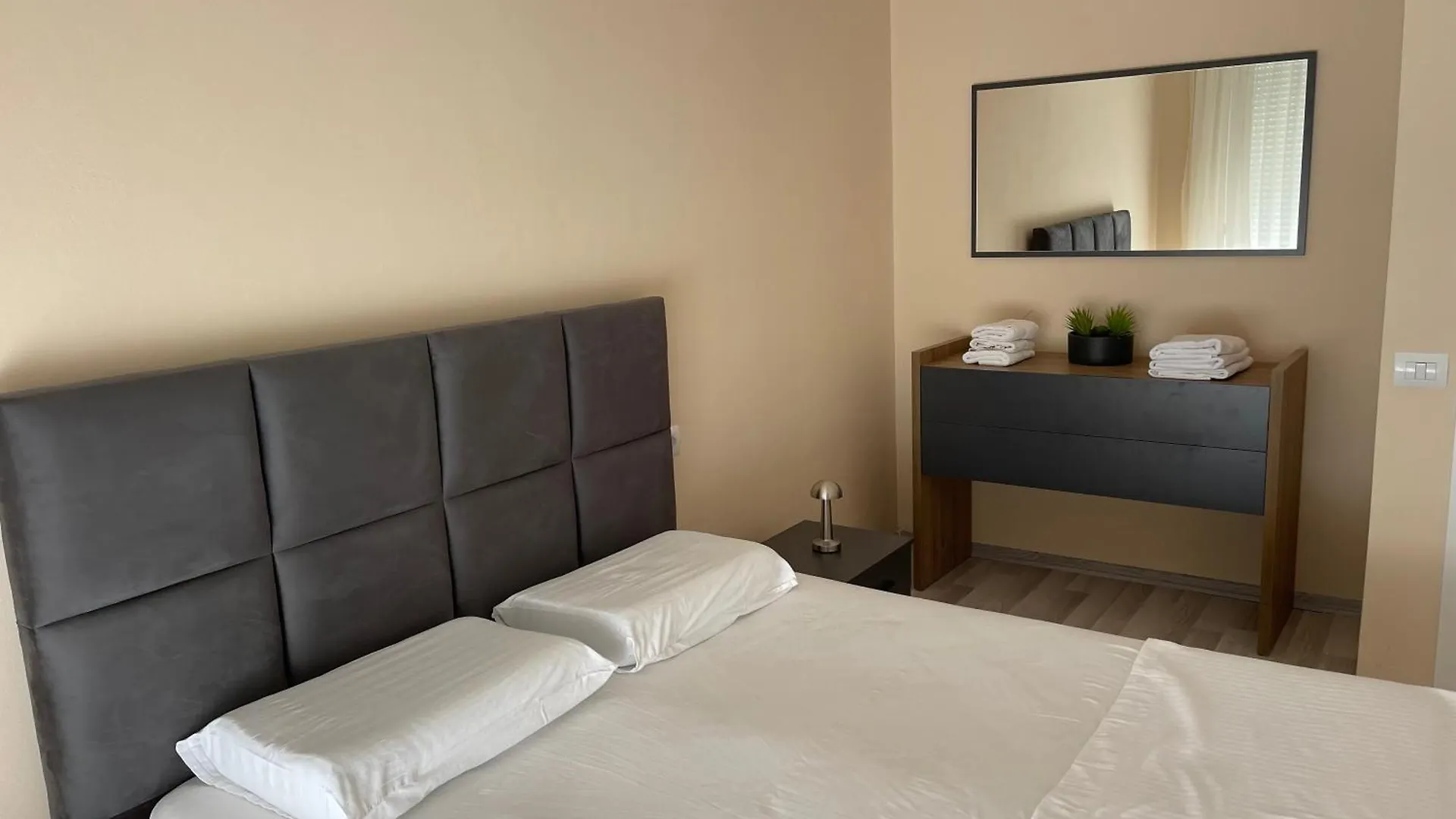 טיראנה New Bazar - 2 Rooms Apartment